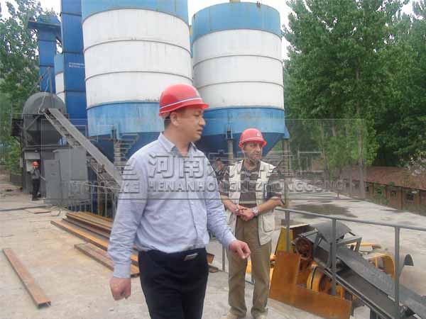 伊朗客戶現(xiàn)場(chǎng)考察陶?；剞D(zhuǎn)窯生產(chǎn)線